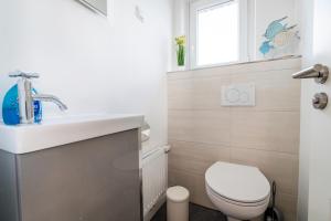 カロリーネンジールにあるFerienhaus Steuerbord mit Kamin und Terrasse - 4 Sterne DTV-Klassifizierungの洗面台とトイレ付きのバスルーム +20枚の写真