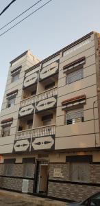 un edificio alto con balconi sul lato di appartement boukidan ad Al-Ḥoseyma