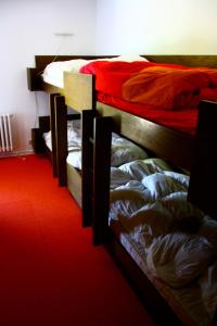 シュトランデにあるStrande, fast am Strandの二段ベッド3組が備わる部屋