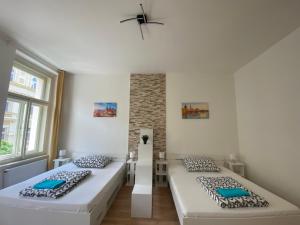 Postel nebo postele na pokoji v ubytování Designed apartment next to Vaclav square with terrace and private garage