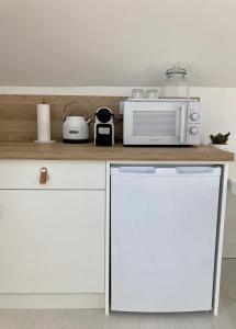 Kuchyň nebo kuchyňský kout v ubytování Studio cosy avec coin jardin