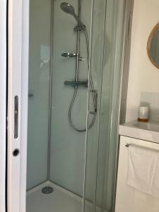 y baño con ducha y puerta de cristal. en Studio cosy avec coin jardin en Lancieux