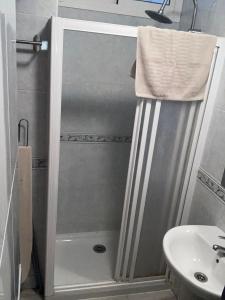 łazienka z prysznicem i umywalką w obiekcie Estudio Benalmádena Costa w mieście Benalmádena