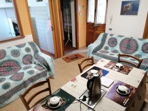 CesaraにあるCASA VACANZE LA MADONNINAのテーブル2つとソファのあるリビングルーム