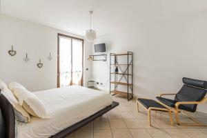 1 dormitorio con 1 cama y 1 silla en Le Quattro Stelle Villa, en Cardano al Campo