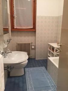 索納的住宿－LA CASA TRA GLI OLIVI，浴室配有盥洗盆、卫生间和浴缸。