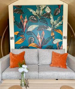Kinelarty Luxury Glamping Pods Downpatrick的休息区