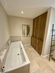 Phòng tắm tại Luxurious Beach House Chesil Beach. Sleeps 6