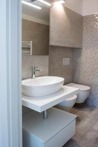 uma casa de banho com um lavatório e um WC em S271 - Sirolo, deliziosa mansarda condizionata arredata con gusto em Sirolo