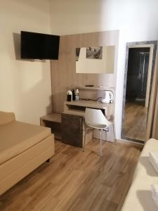 a living room with a table and a white chair at Ke Rooms in Campomarino