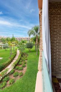 Elle comprend un balcon offrant une vue sur un parc. dans l'établissement Hidden Gem with Self Check-in - Pool & Gym - M6 BLVD, à Marrakech