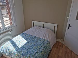 ein kleines Schlafzimmer mit einem Bett und einem Fenster in der Unterkunft CALAIS Beach, Enjoy ! in Calais