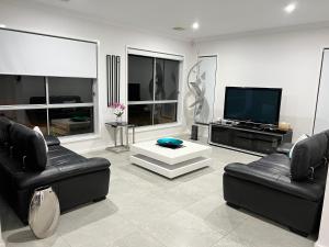 Гостиная зона в Gungahlin Luxe 5 Bedroom 2 Storey Home with Views Canberra