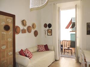 un soggiorno con divano e cuscini sul muro di Historic building by the sea a Finale Ligure