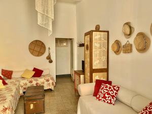una sala de estar con un sofá y una cama en Historic building by the sea, en Finale Ligure