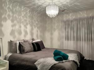 Kama o mga kama sa kuwarto sa Gungahlin Luxe 5 Bedroom 2 Storey Home with Views Canberra