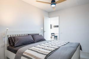 Postel nebo postele na pokoji v ubytování "Las Olas" by Corralejobeach Apartments + 11 fotografií