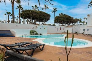 Bazén v ubytování "Las Olas" by Corralejobeach Apartments nebo v jeho okolí