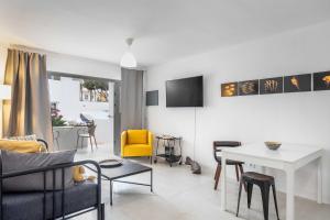 TV a/nebo společenská místnost v ubytování "Las Olas" by Corralejobeach Apartments