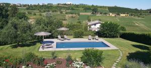 una vista aérea de una villa con piscina en Cascina il Volo en Moncalvo