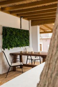 Alfa house w/ view & barbeque in Pythagorion في بيثاغوريو: فناء على طاولة وكراسي في مبنى