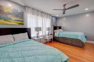 A bed or beds in a room at Spacious 5-BR House near Transit w Parking