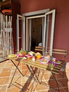 uma mesa com comida numa sala em Quinta dos doze Sobreiros - Quarto Sol em Ferreira do Alentejo