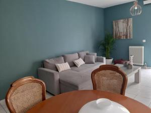 salon z kanapą, stołem i krzesłami w obiekcie 02 - Spacious apartment at the heart of the city w Heraklionie