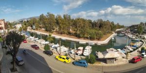 un grupo de coches estacionados en un puerto deportivo con barcos en Carol Hotel, en Pireo