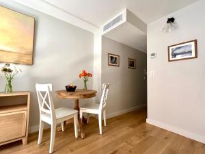 a dining room with a table and chairs at Les Petits Volets 3 appartements au choix in Antibes