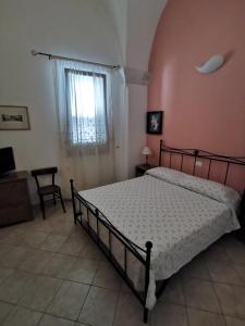 1 dormitorio con cama y ventana en ARCO ANTICO, en Nardò