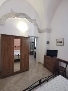 ナルドにあるARCO ANTICOのベッドルーム(ベッド1台、ドレッサー、テレビ付)