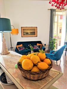 Una cesta de naranjas sobre una mesa en una sala de estar. en AUSA suites, en Palermo