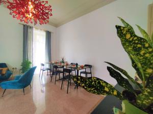 sala de estar con mesa, sillas y planta en AUSA suites en Palermo