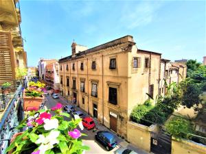 vistas a una calle de la ciudad con coches y un edificio en AUSA suites en Palermo