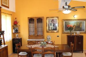 d'une salle à manger avec une table et un ventilateur de plafond. dans l'établissement Casa di Campagna Angolo Di Pace, à Favara