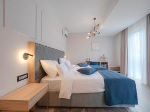 Un pat sau paturi într-o cameră la Hotel Idila Budva