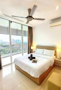 a bedroom with a bed with a ceiling fan at 1410Encorp/Bathtud/Netflix/100mbps/Legoland By STAY in Nusajaya +93 photos