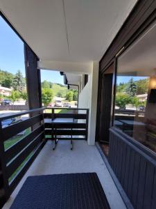 d'un balcon avec une chaise. dans l'établissement Appartement vacances à la montagne - Massif des Brasses, à Bogève 6 autres photos