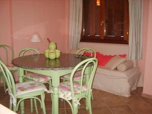 tavolo da pranzo con sedie, tavolo e divano di VISTA MARE a Budoni Altre 11 foto