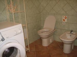 un piccolo bagno con un water e un lavandino di VISTA MARE a Budoni