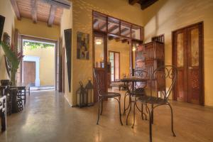 a dining room with a table and chairs in a room at Casa El Carretero Hotel Boutique in Cartagena de Indias