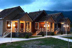 ein Haus bei Nacht mit eingeschaltetem Licht in der Unterkunft Tulpan Park Hotel in Şəki