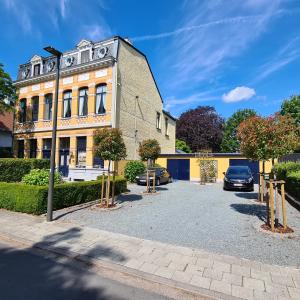 un edificio con coches estacionados en un estacionamiento en On our way to Antwerp, first stop, en Mortsel