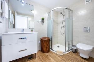 une salle de bain avec douche, lavabo et toilettes dans l'établissement Casa da Tita Alvor, à Alvor 19 autres photos