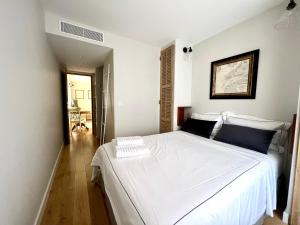 a bedroom with a large white bed in a room at Les Petits Volets 3 appartements au choix in Antibes