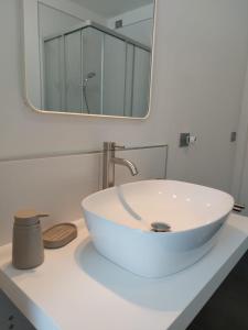 uma casa de banho com um lavatório branco e um espelho. em Casa Viola Vicenza Park Free em Vicenza