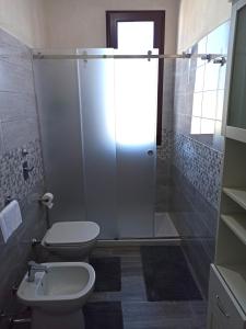 a bathroom with a shower and a toilet and a sink at La Campagnola in Locogrande