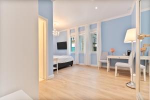 スプリトにあるFinest rooms Leonildaのベッドルーム1室(ベッド1台、デスク、テーブル付)