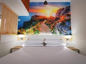 Postel nebo postele na pokoji v ubytování Guru House B&B Apartments